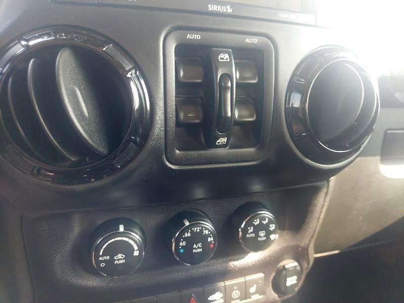 Jeep Wrangler Unlimited Sahara 4WD 2014