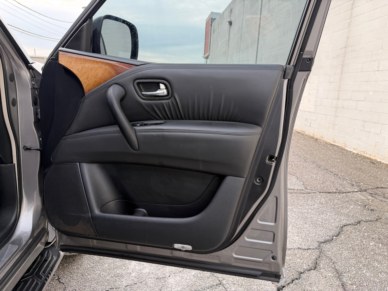 Infiniti QX56 4WD 4dr 8-passenger 2012