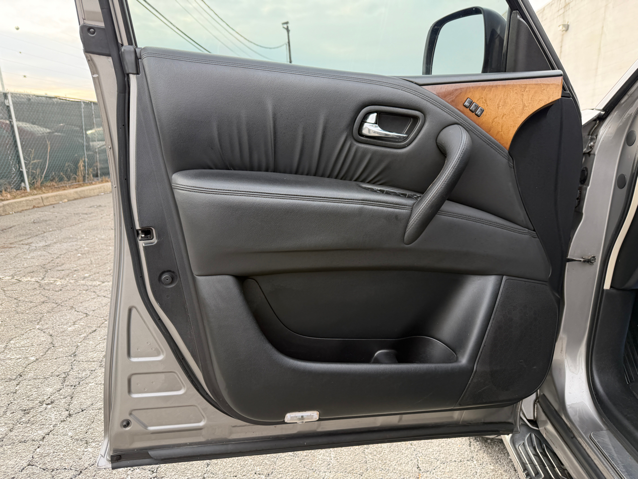 Infiniti QX56 4WD 4dr 8-passenger 2012