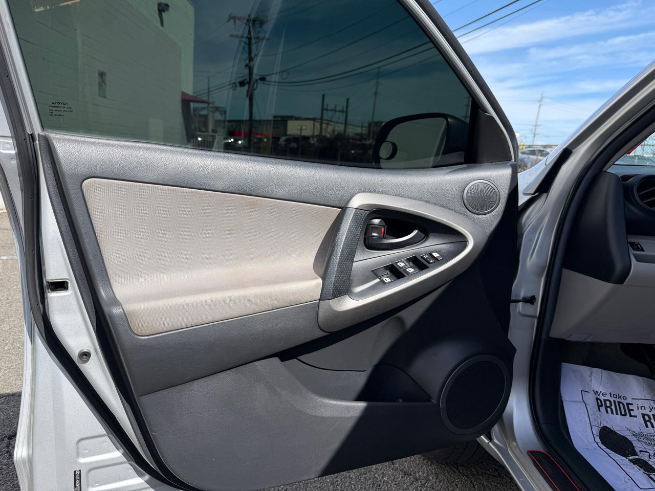 Toyota RAV4 FWD 4dr 4-cyl 4-Spd AT (Natl) 2011