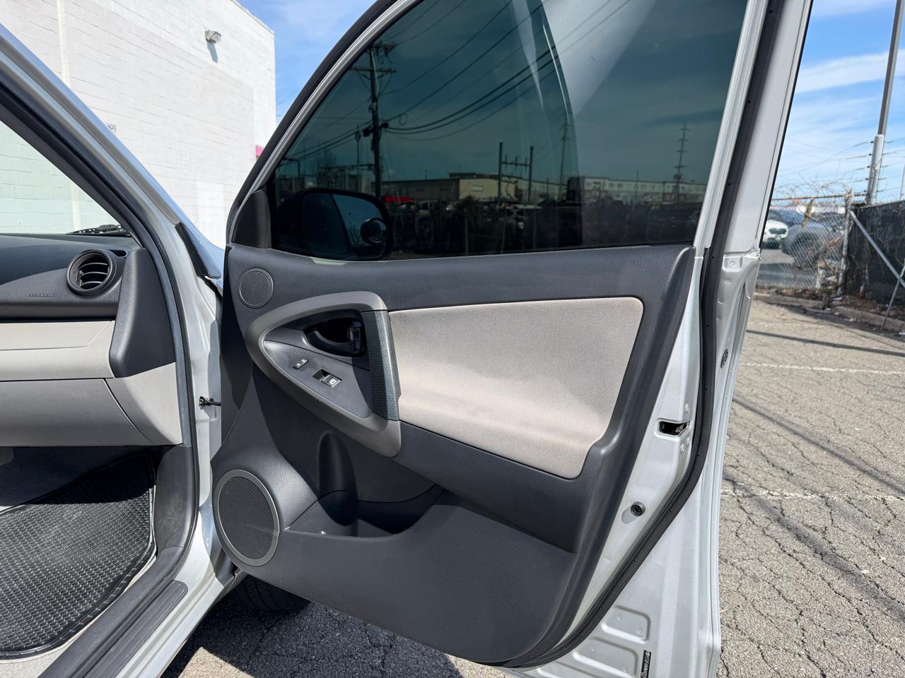 Toyota RAV4 FWD 4dr 4-cyl 4-Spd AT (Natl) 2011