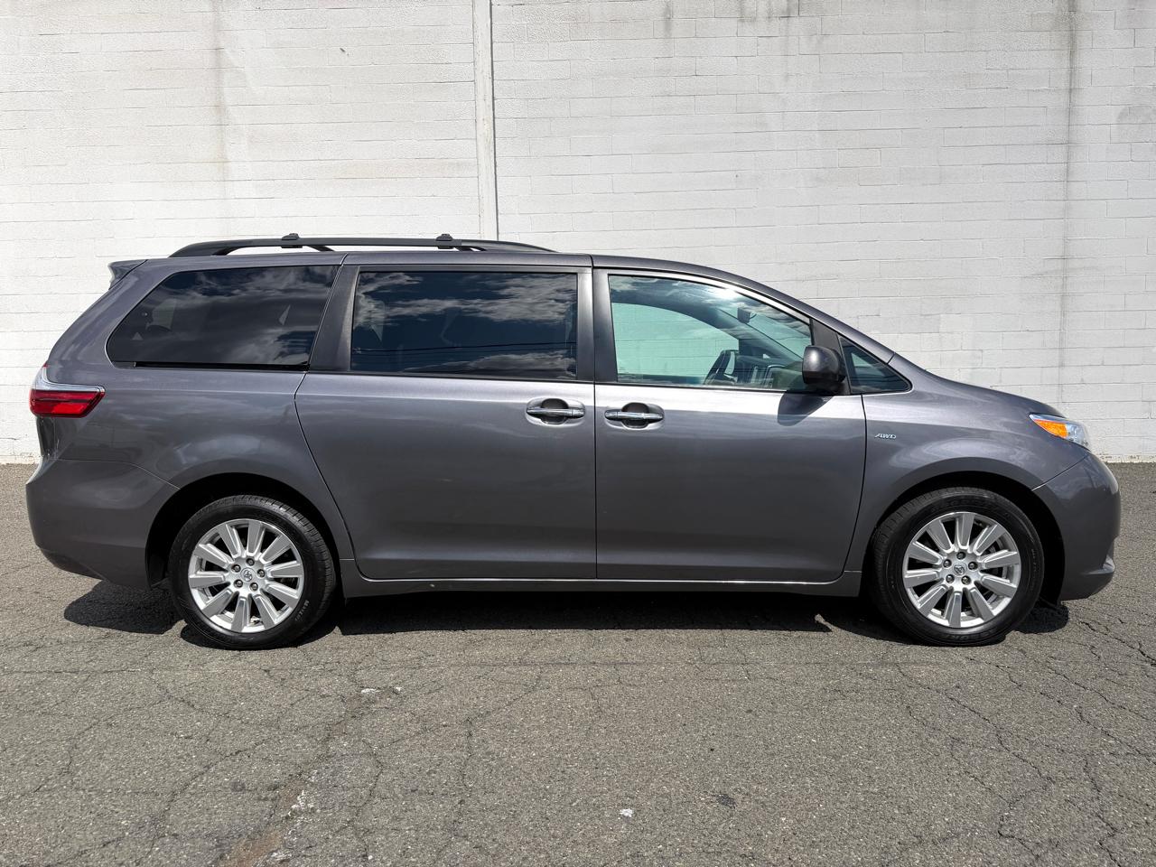 Toyota Sienna Limited Premium AWD 7-Passenger (Natl) 2017