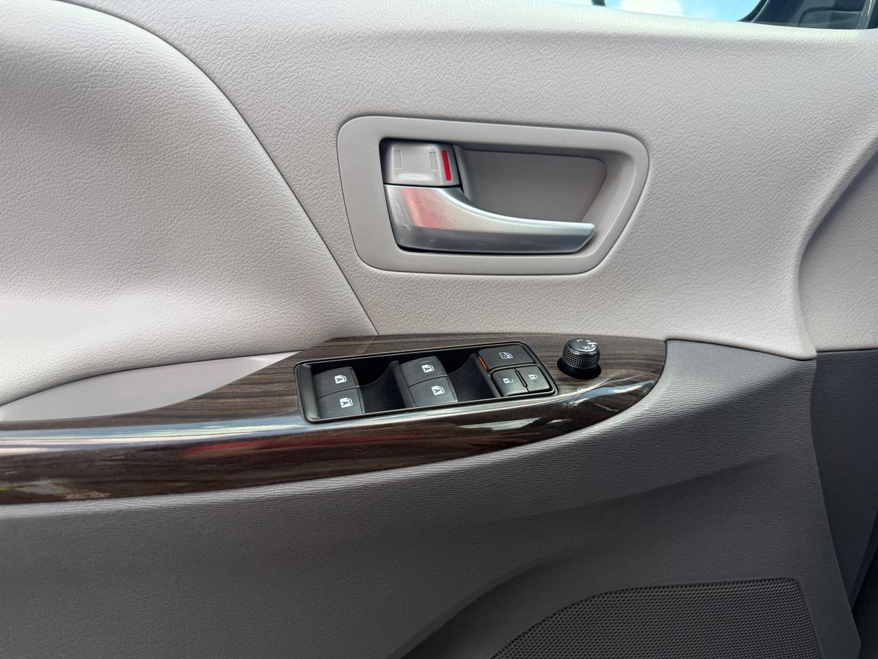 Toyota Sienna Limited Premium AWD 7-Passenger (Natl) 2017