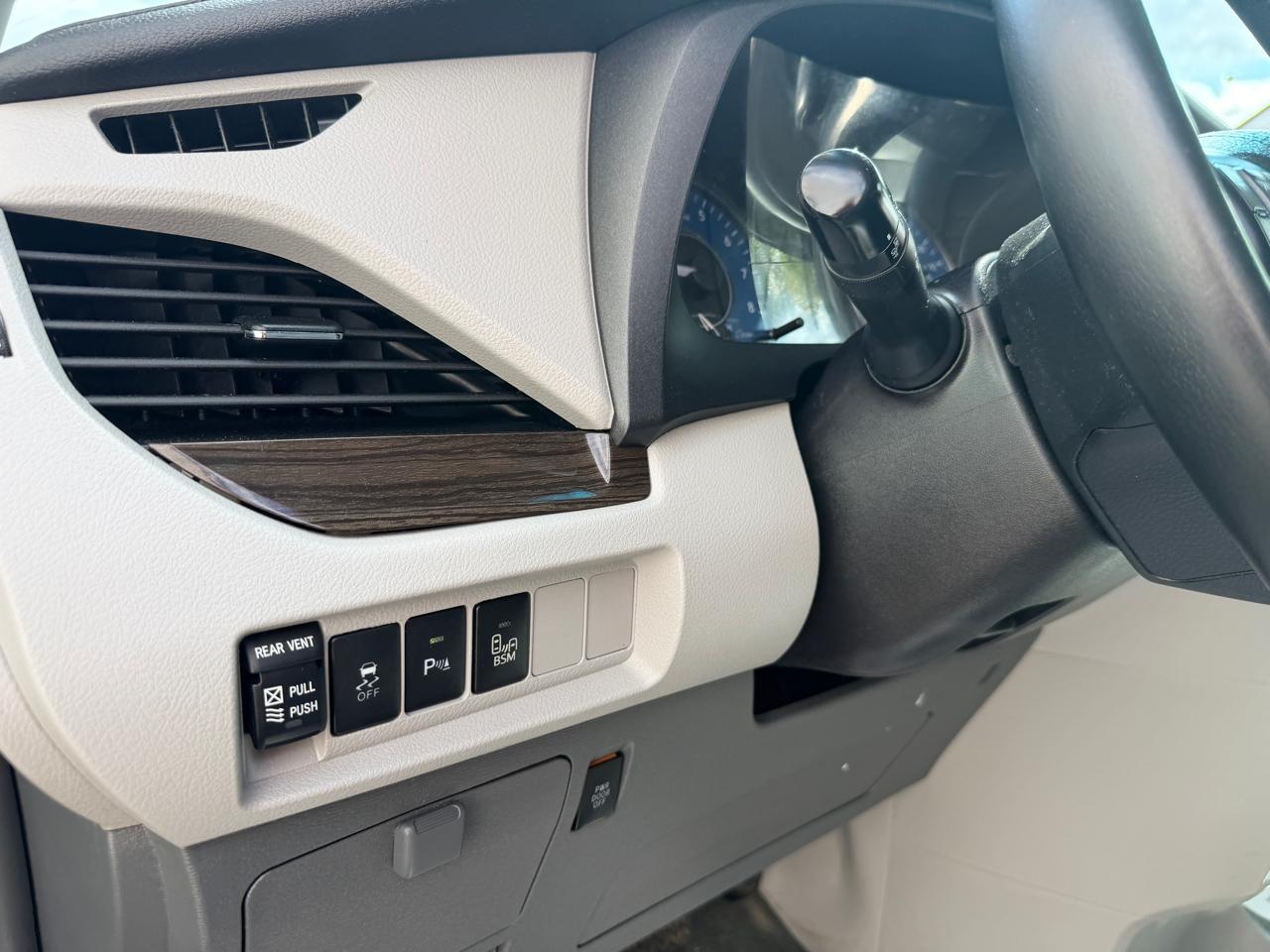 Toyota Sienna Limited Premium AWD 7-Passenger (Natl) 2017