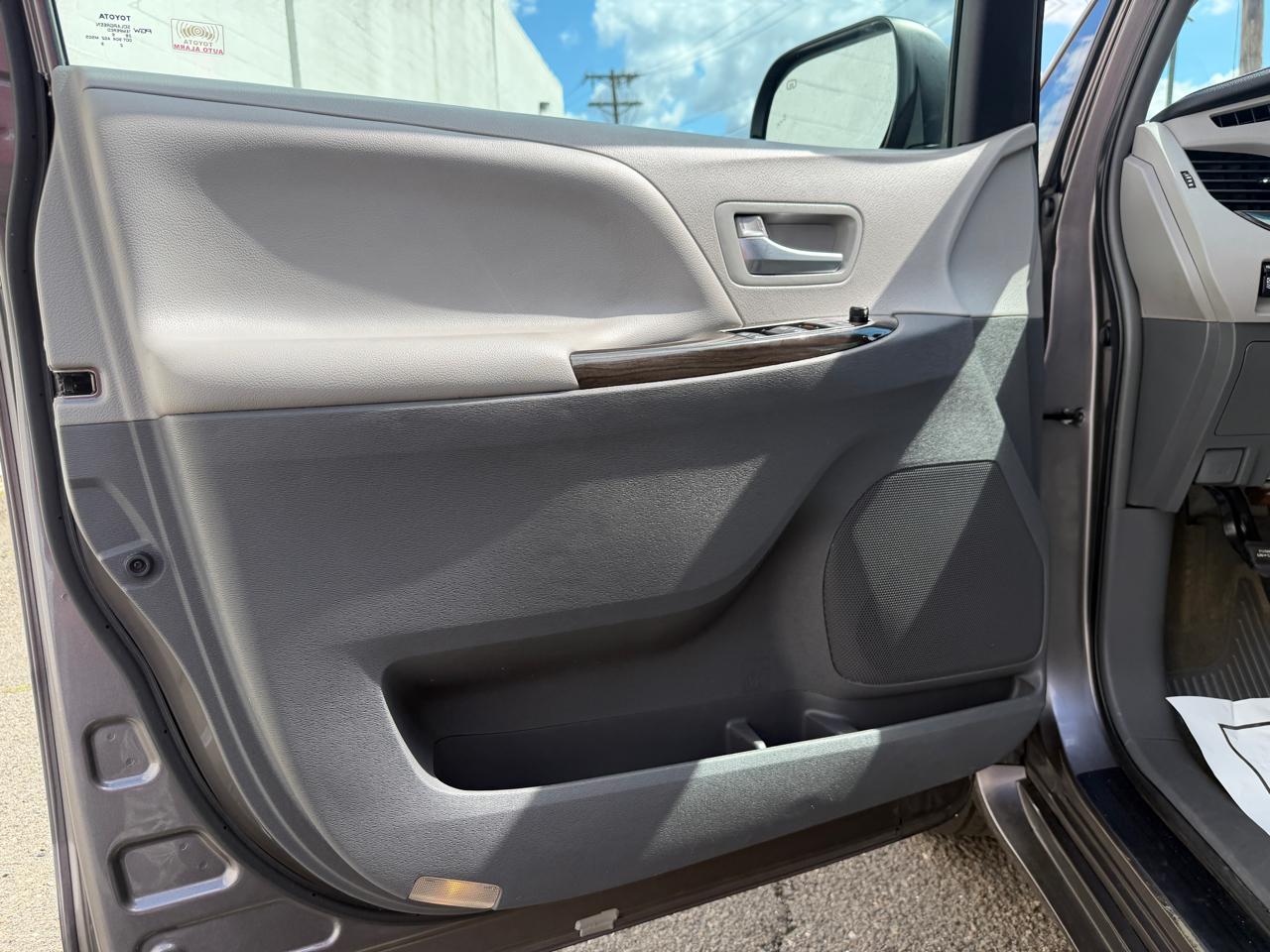 Toyota Sienna Limited Premium AWD 7-Passenger (Natl) 2017