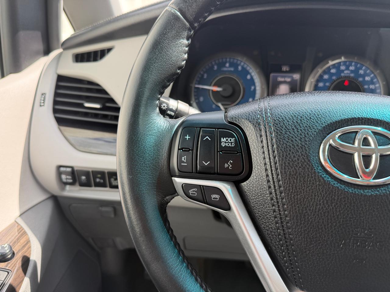 Toyota Sienna Limited Premium AWD 7-Passenger (Natl) 2017