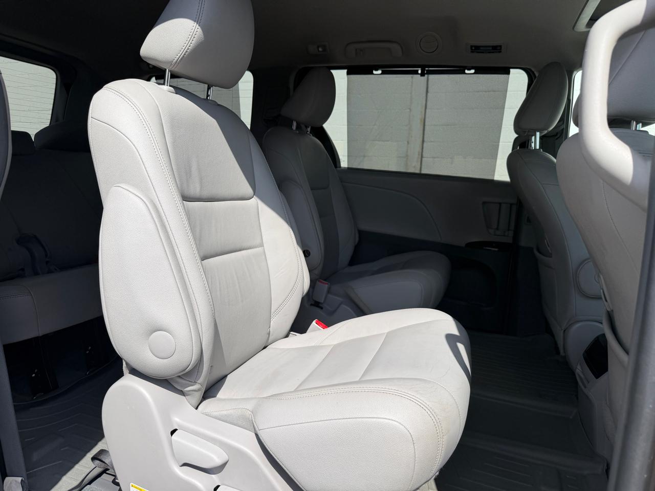 Toyota Sienna Limited Premium AWD 7-Passenger (Natl) 2017