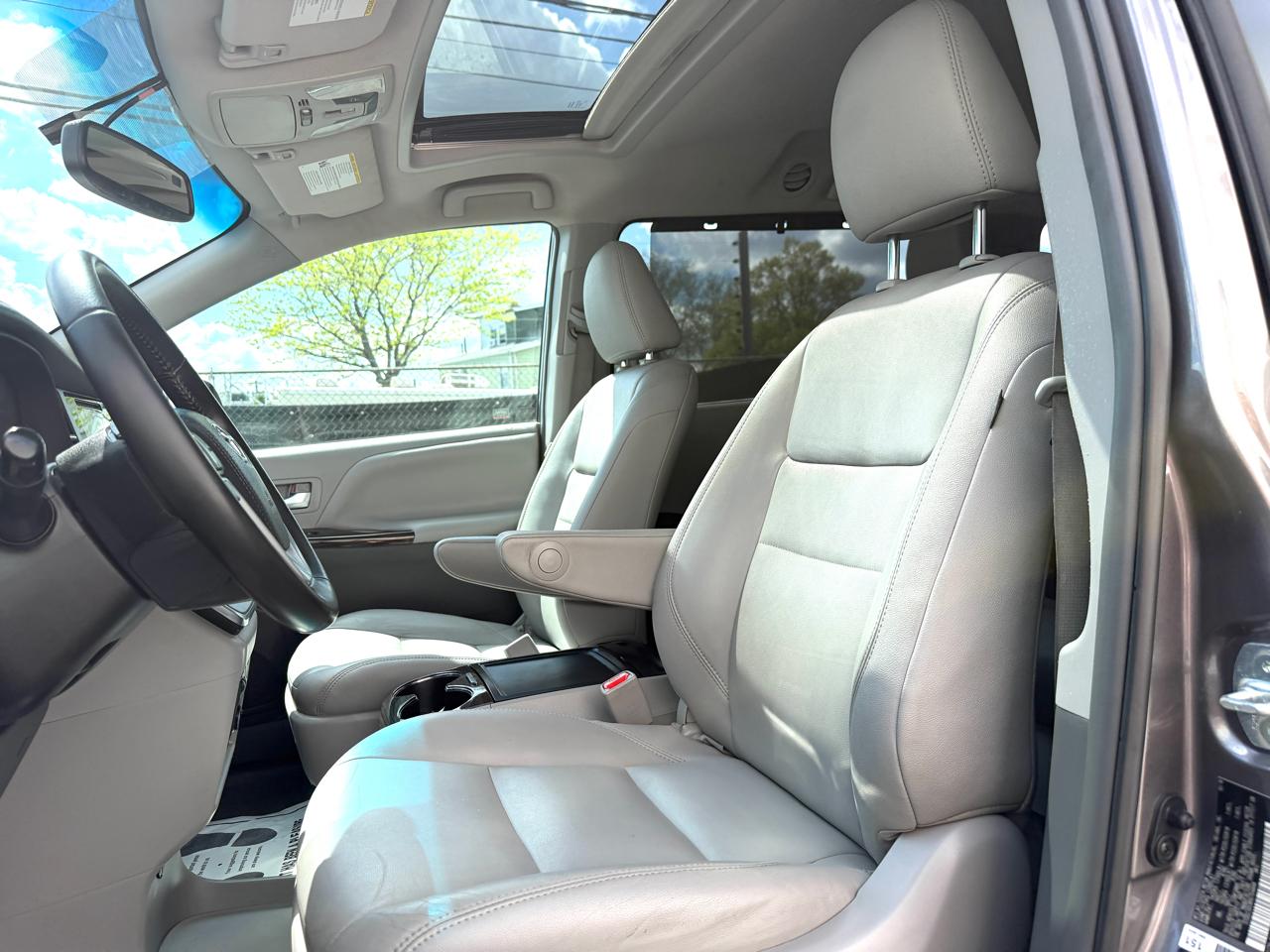 Toyota Sienna Limited Premium AWD 7-Passenger (Natl) 2017