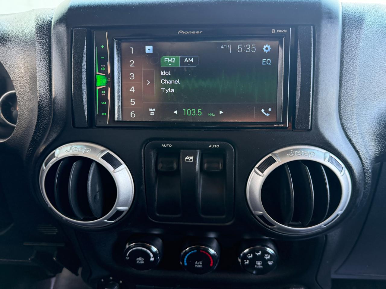 Jeep Wrangler 4WD 2dr Sahara 2012