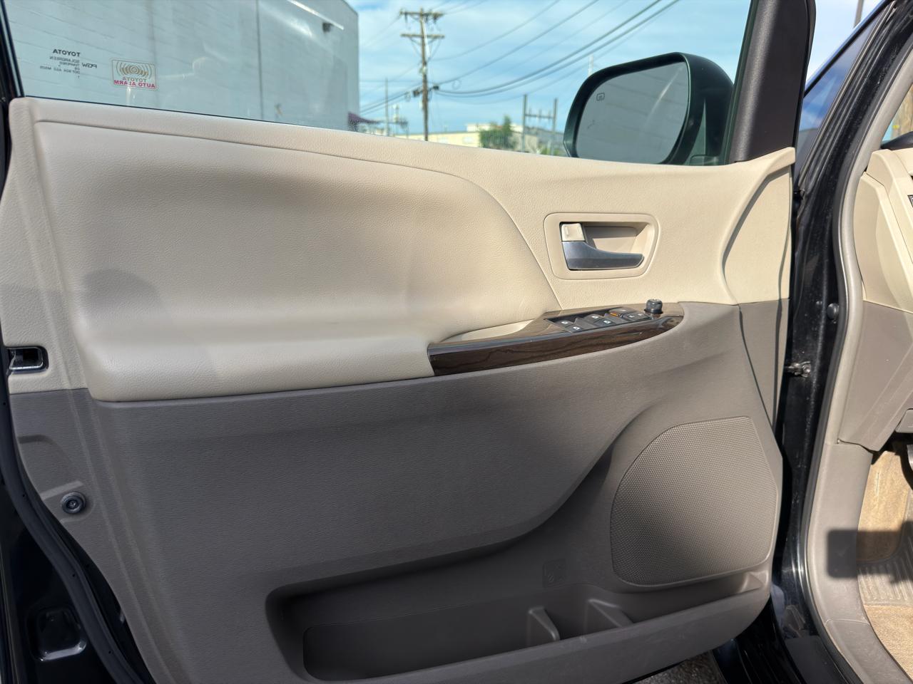 Toyota Sienna Limited Premium AWD 7-Passenger (Natl) 2017