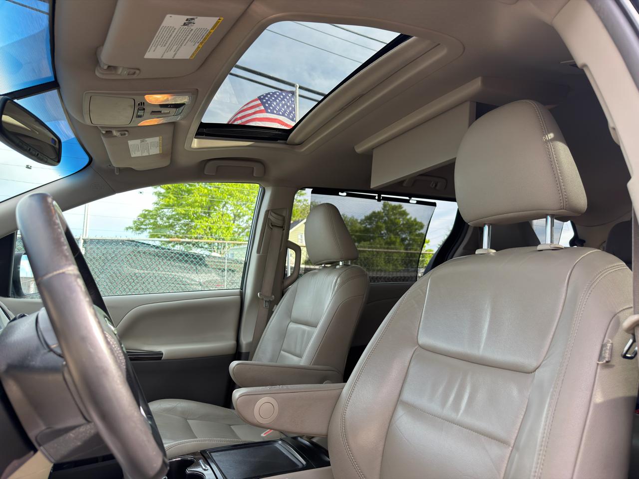 Toyota Sienna Limited Premium AWD 7-Passenger (Natl) 2017