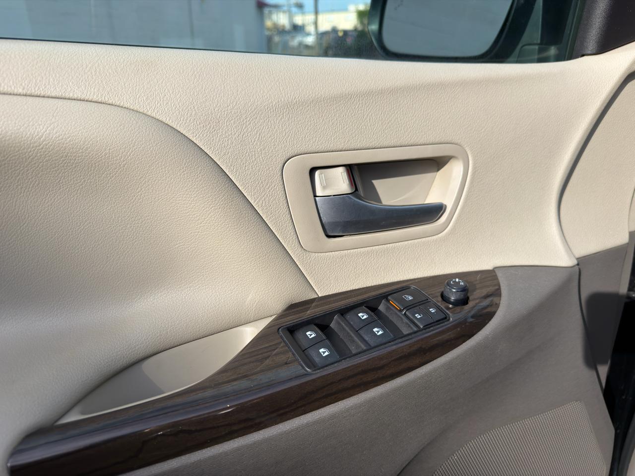 Toyota Sienna Limited Premium AWD 7-Passenger (Natl) 2017