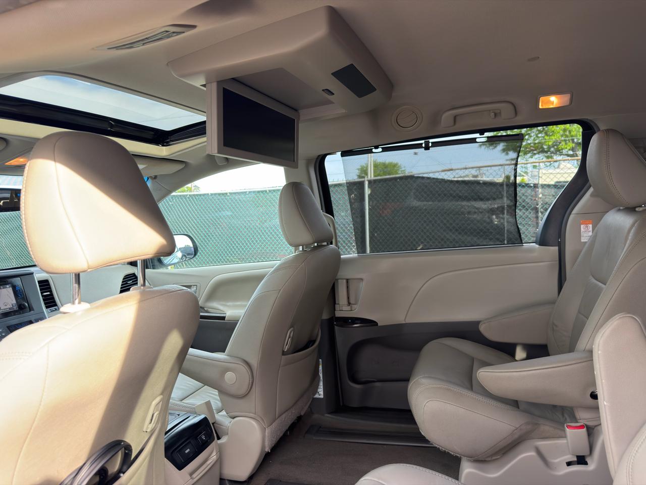 Toyota Sienna Limited Premium AWD 7-Passenger (Natl) 2017