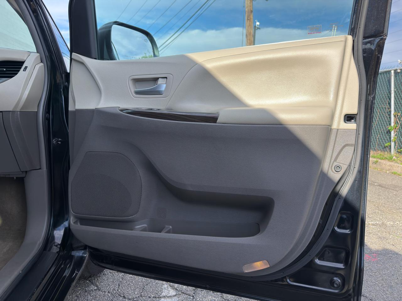 Toyota Sienna Limited Premium AWD 7-Passenger (Natl) 2017