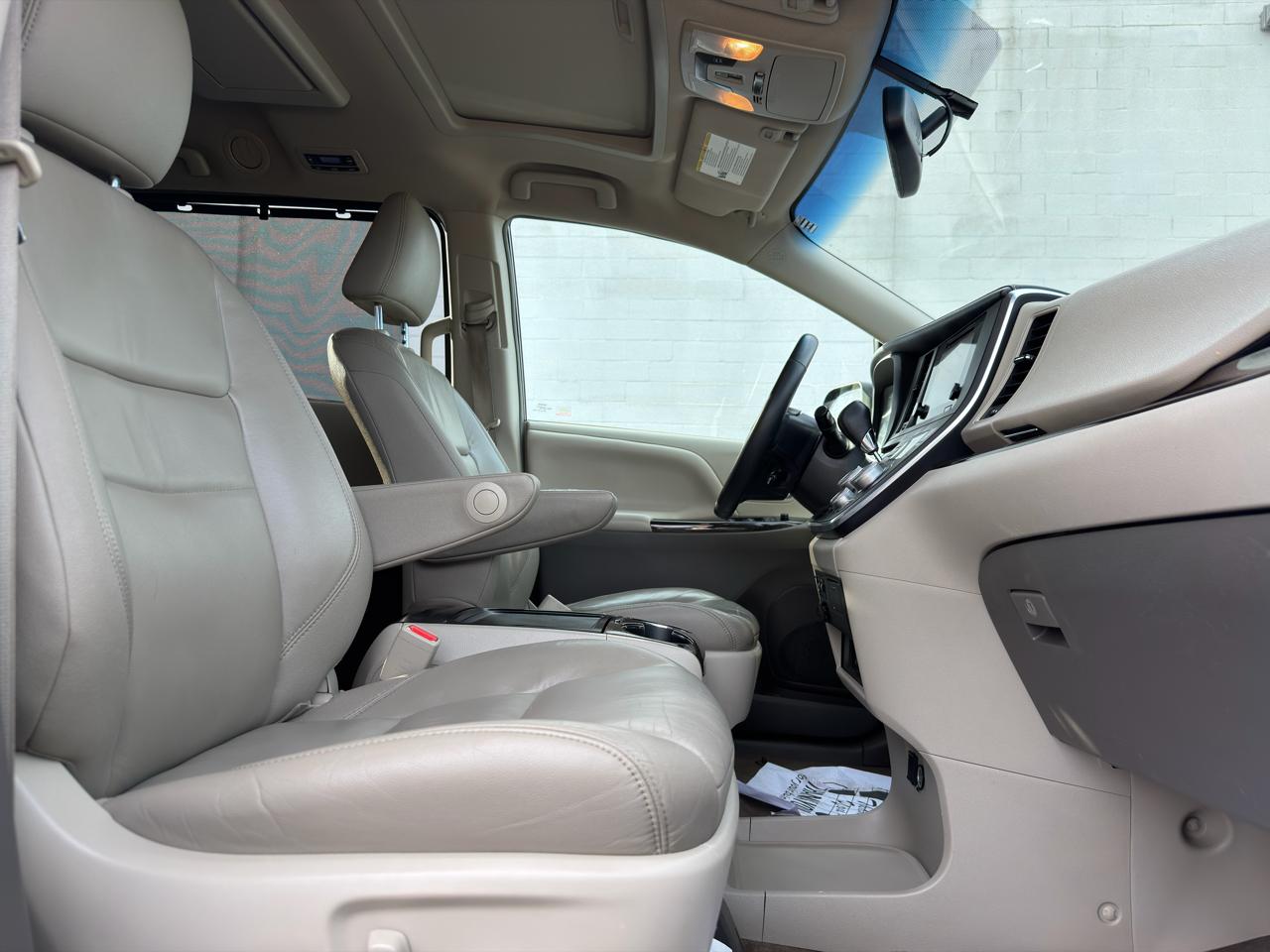 Toyota Sienna Limited Premium AWD 7-Passenger (Natl) 2017