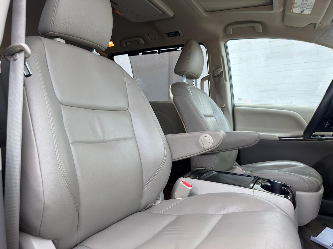 Toyota Sienna Limited Premium AWD 7-Passenger (Natl) 2017