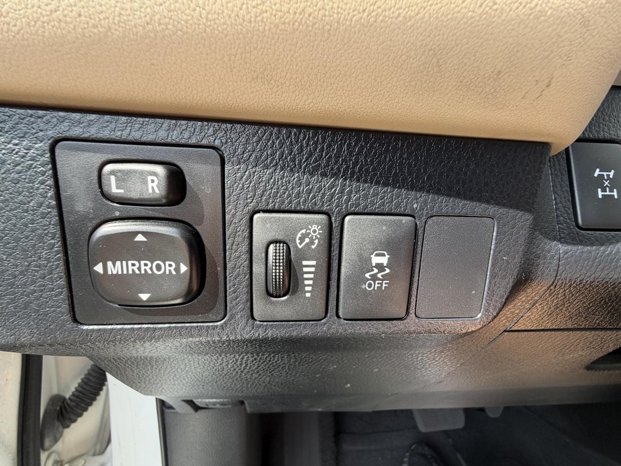 Toyota RAV4 AWD 4dr LE (Natl) 2013