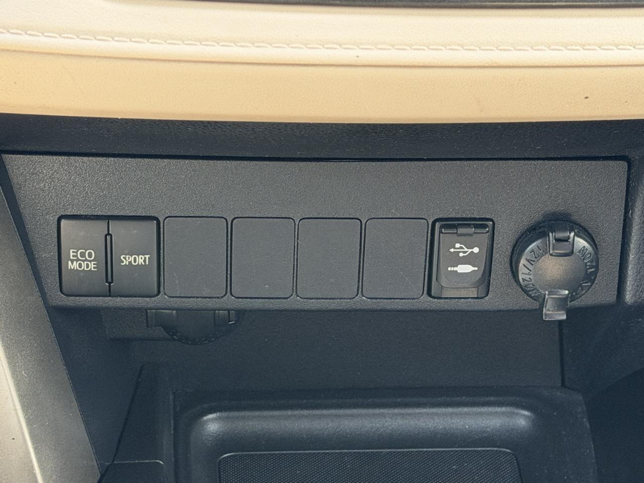 Toyota RAV4 AWD 4dr LE (Natl) 2013
