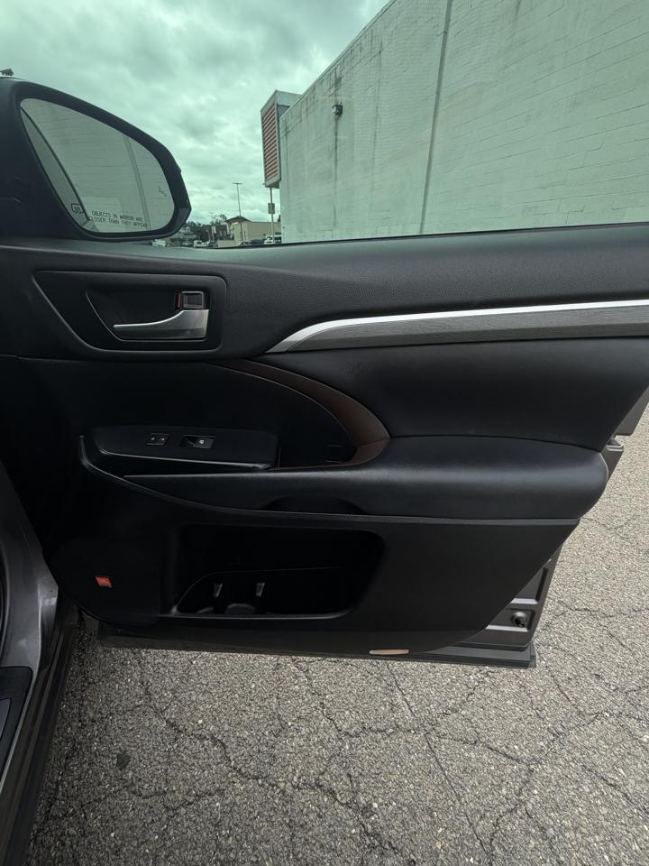 Toyota Highlander Limited V6 FWD (Natl) 2019