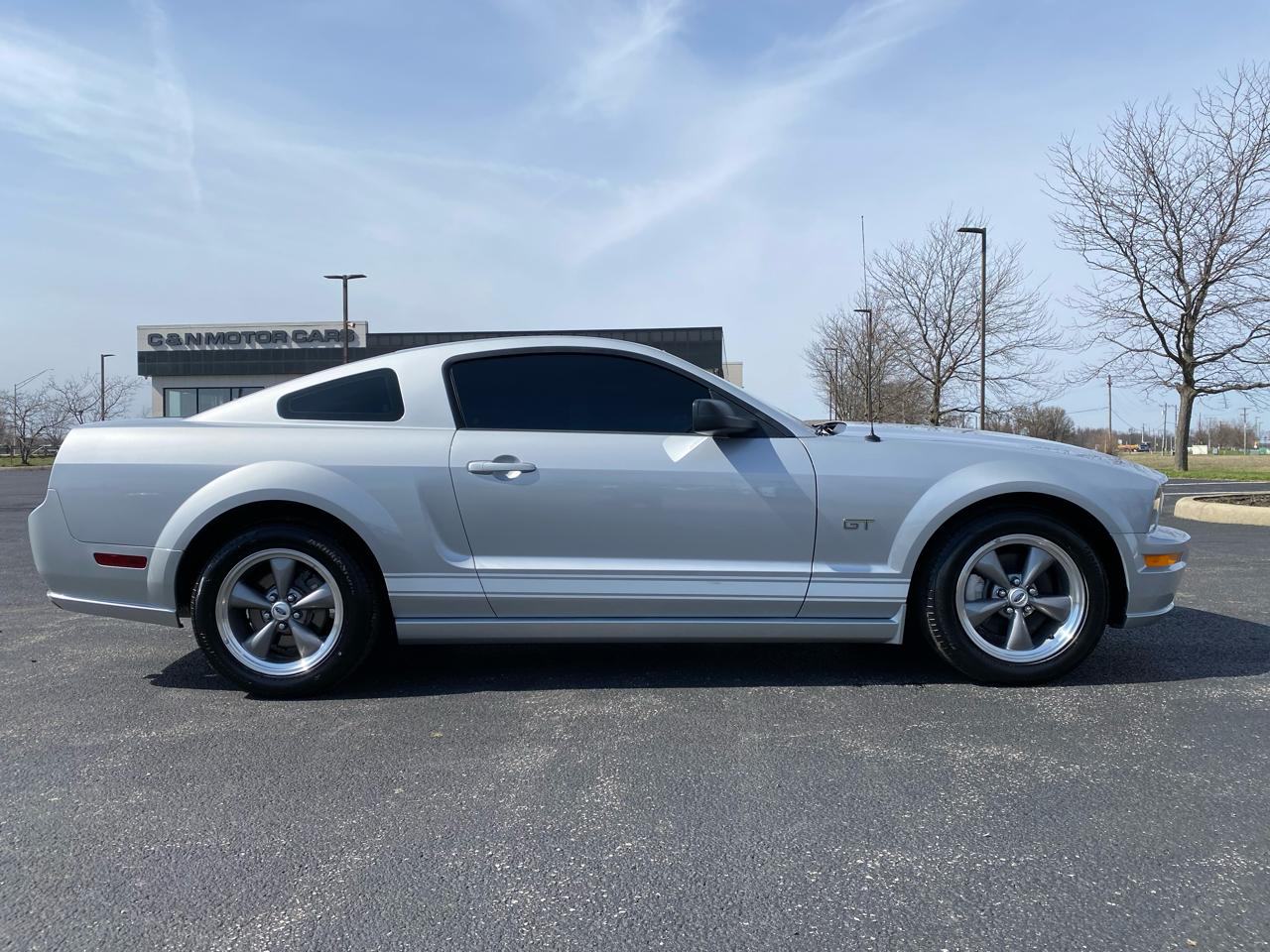 Ford Mustang GT Deluxe Coupe 2005