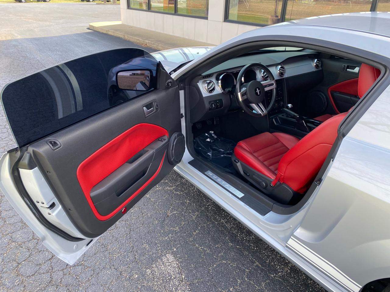 Ford Mustang GT Deluxe Coupe 2005