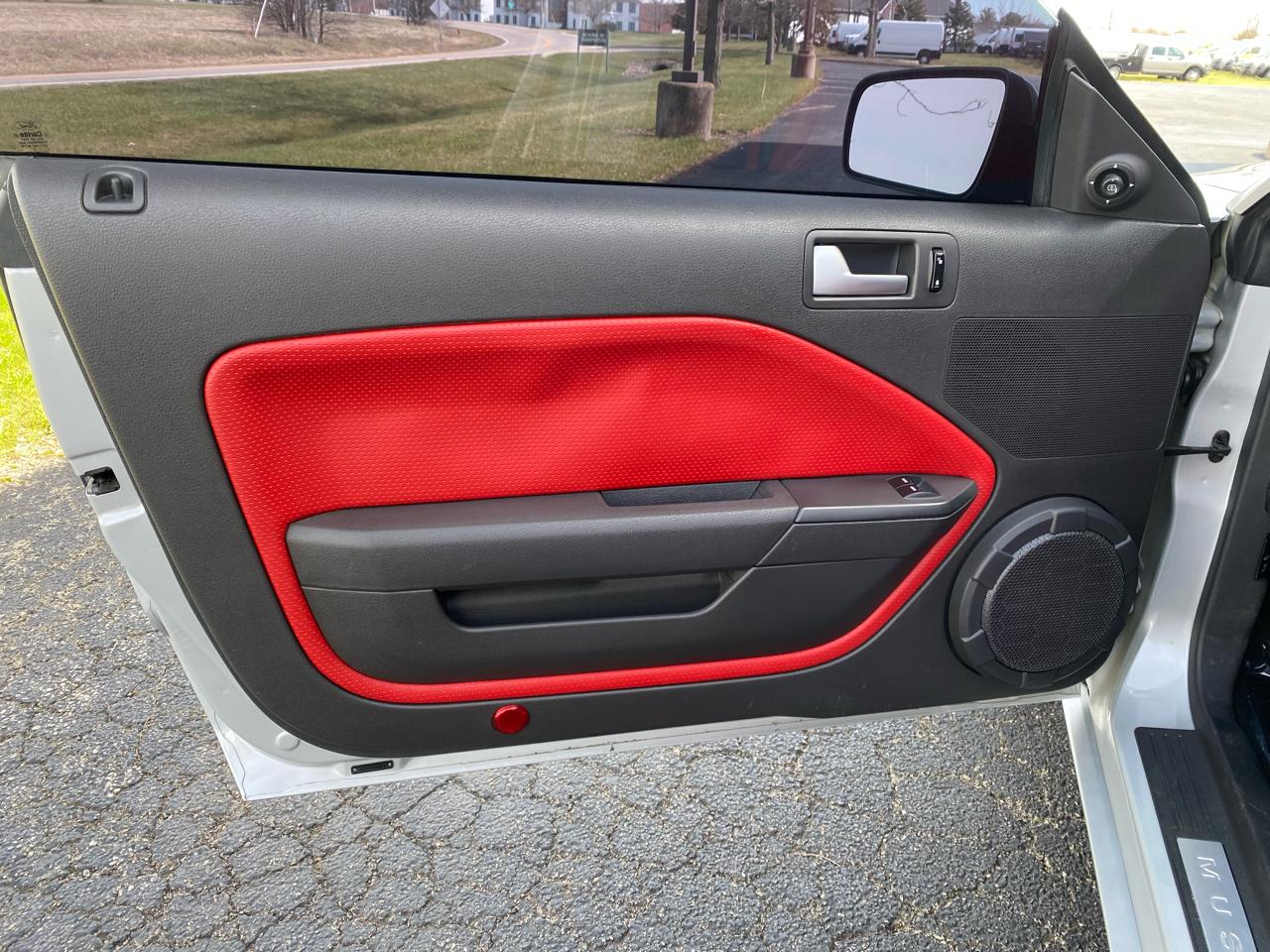 Ford Mustang GT Deluxe Coupe 2005