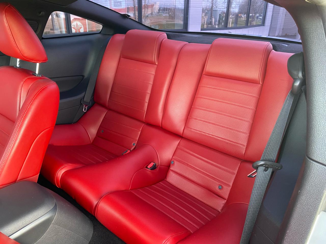 Ford Mustang GT Deluxe Coupe 2005