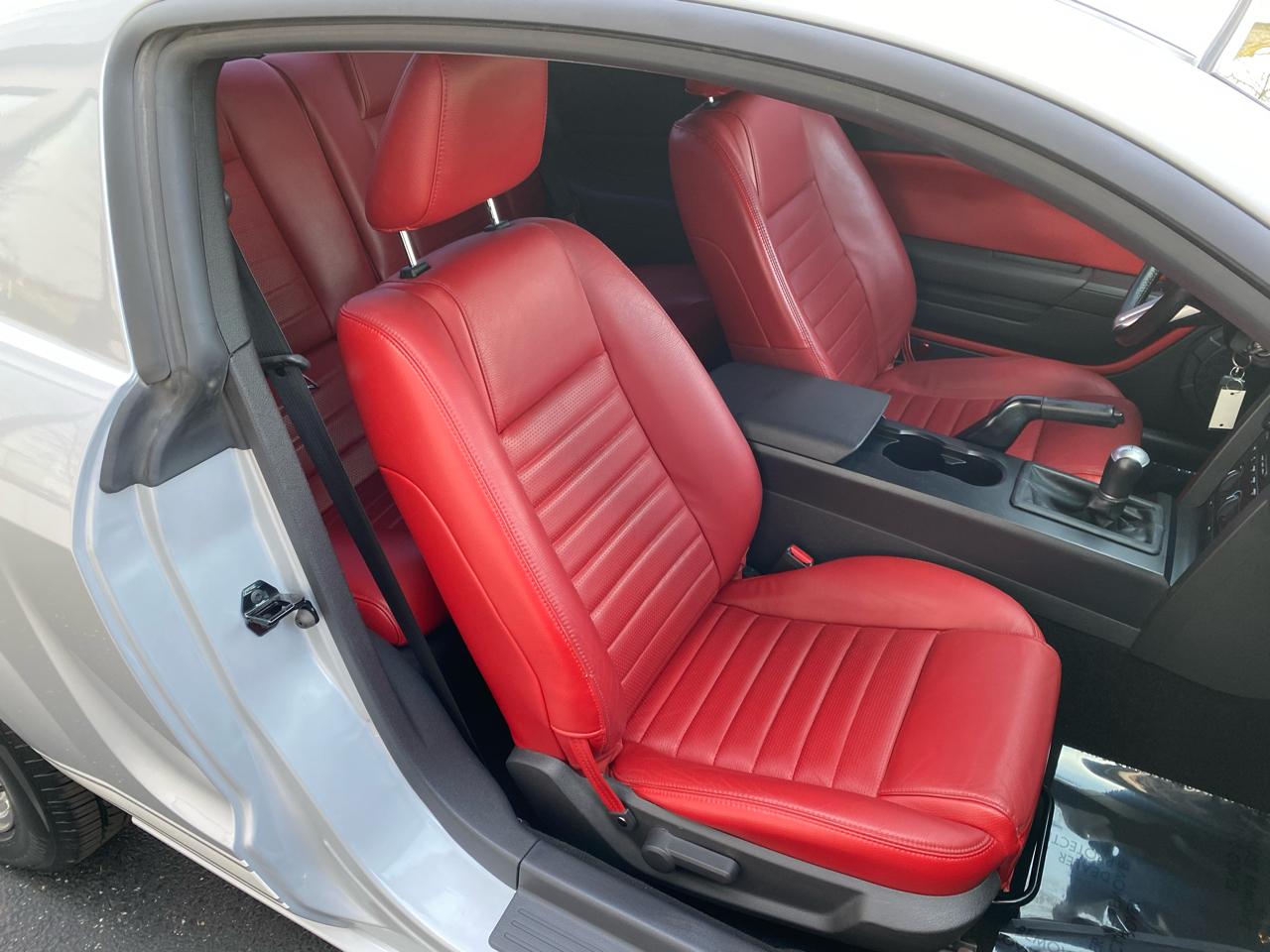 Ford Mustang GT Deluxe Coupe 2005