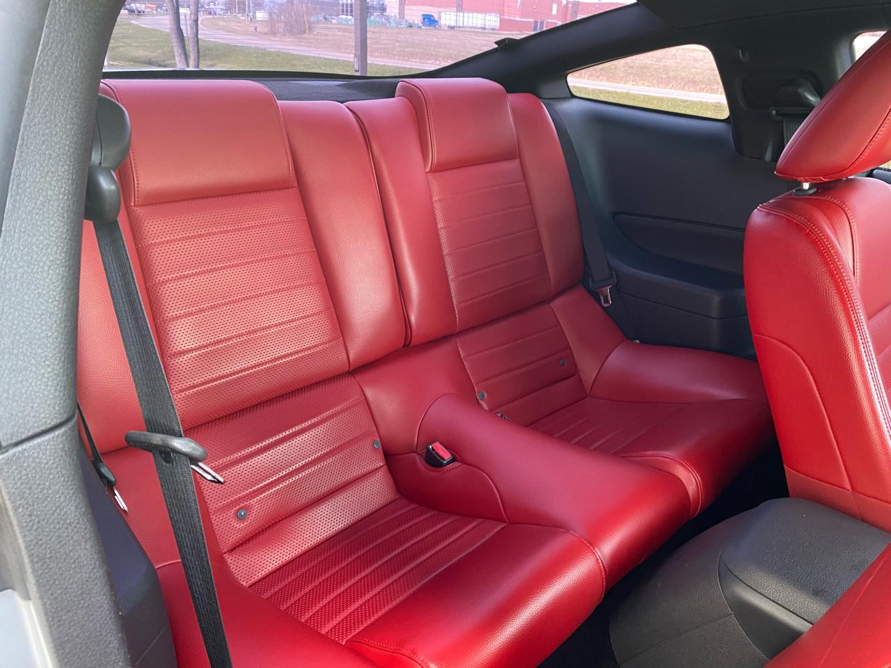 Ford Mustang GT Deluxe Coupe 2005