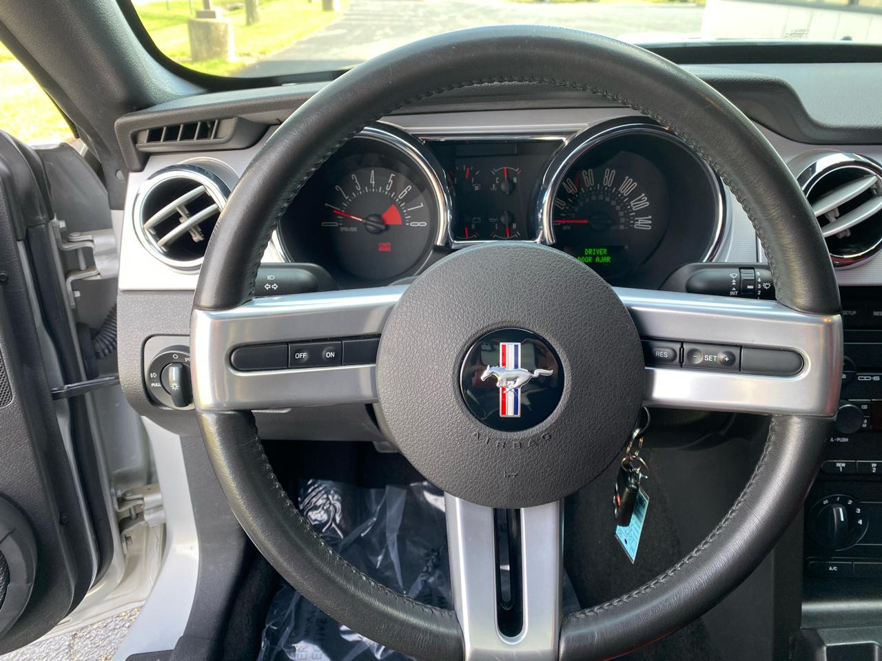 Ford Mustang GT Deluxe Coupe 2005