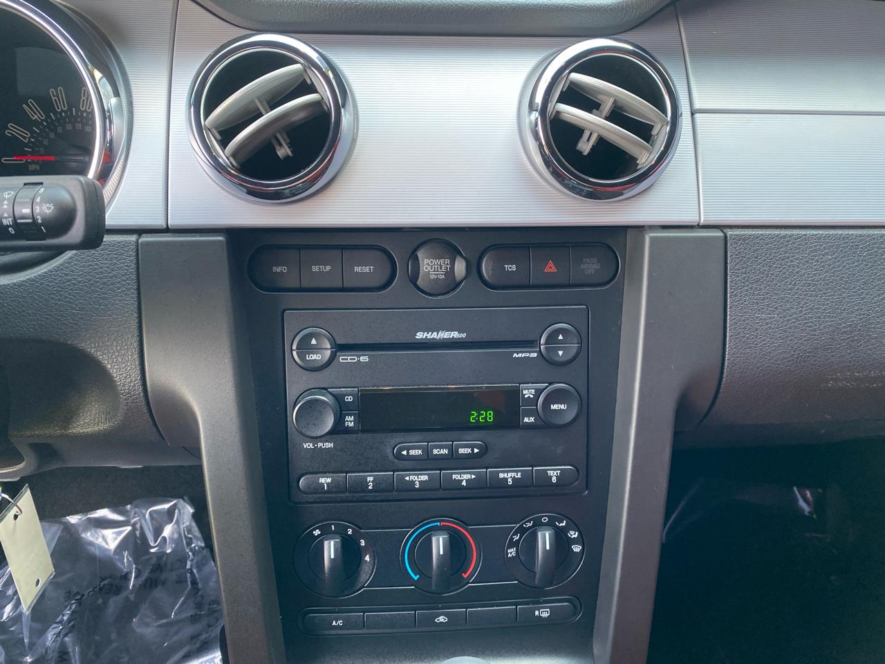 Ford Mustang GT Deluxe Coupe 2005