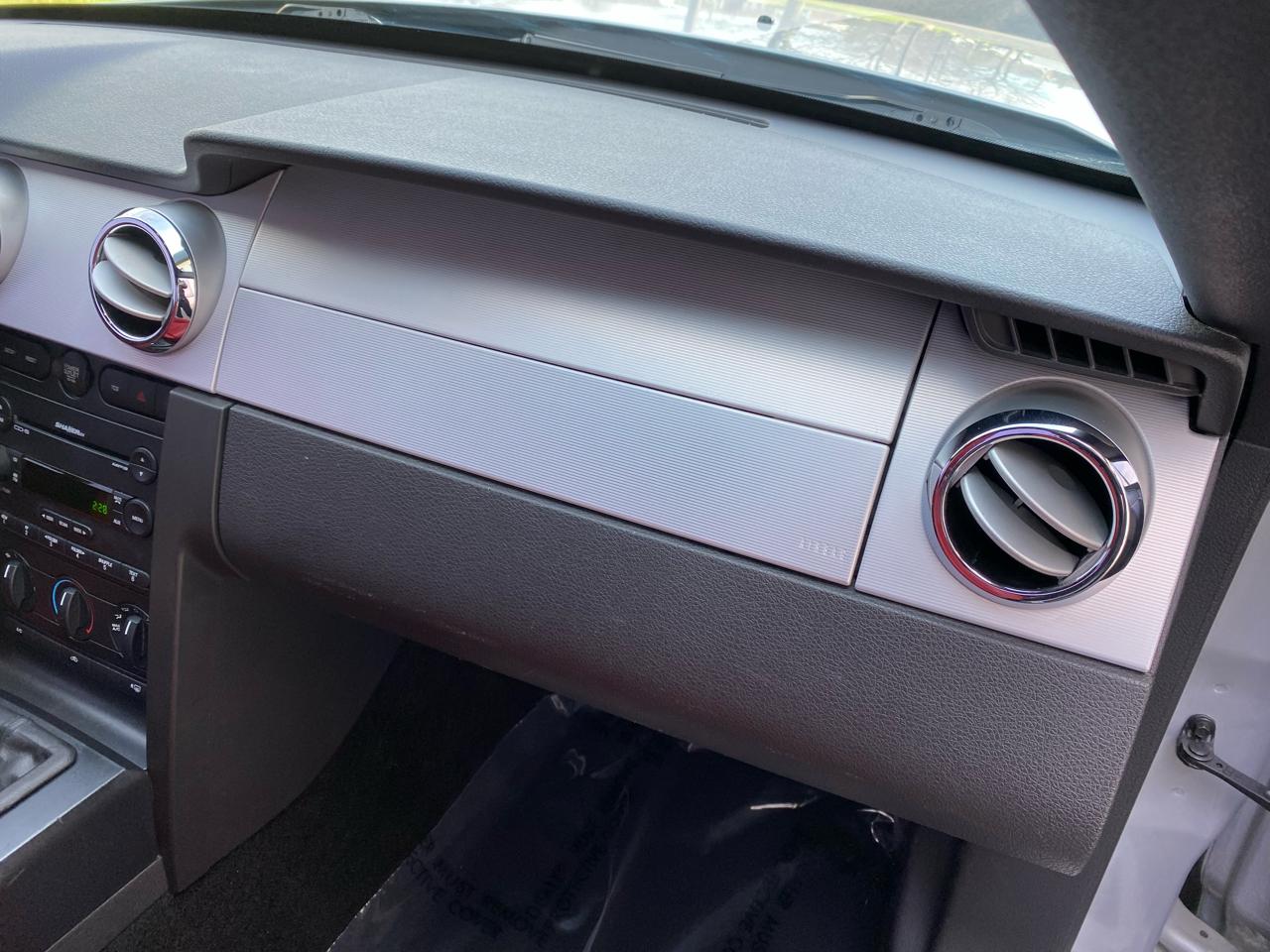 Ford Mustang GT Deluxe Coupe 2005