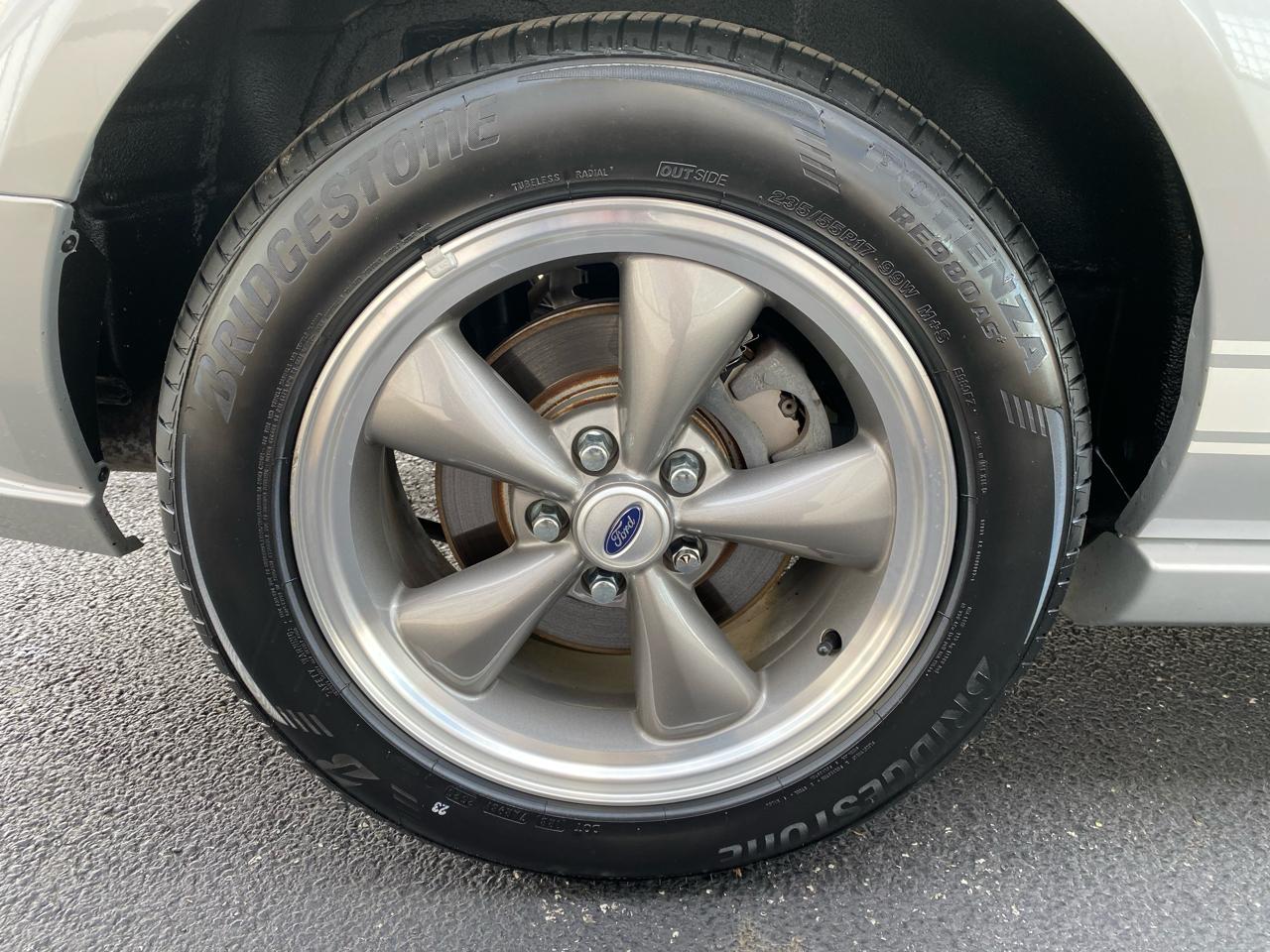 Ford Mustang GT Deluxe Coupe 2005