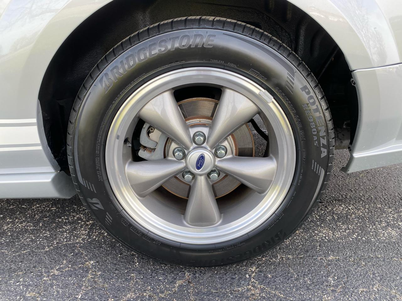 Ford Mustang GT Deluxe Coupe 2005