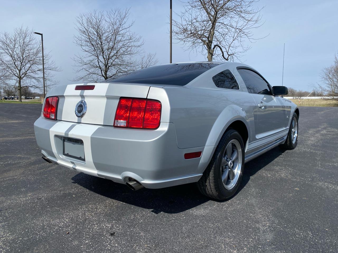 Ford Mustang GT Deluxe Coupe 2005