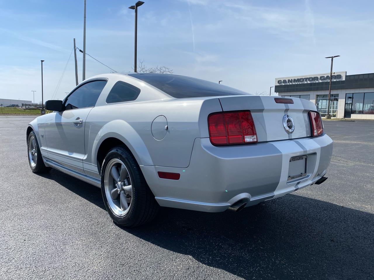 Ford Mustang GT Deluxe Coupe 2005