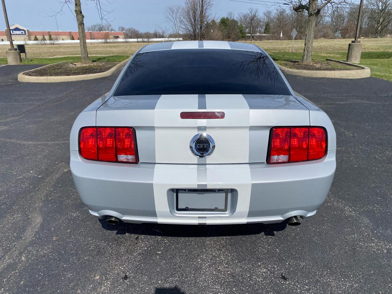 Ford Mustang GT Deluxe Coupe 2005