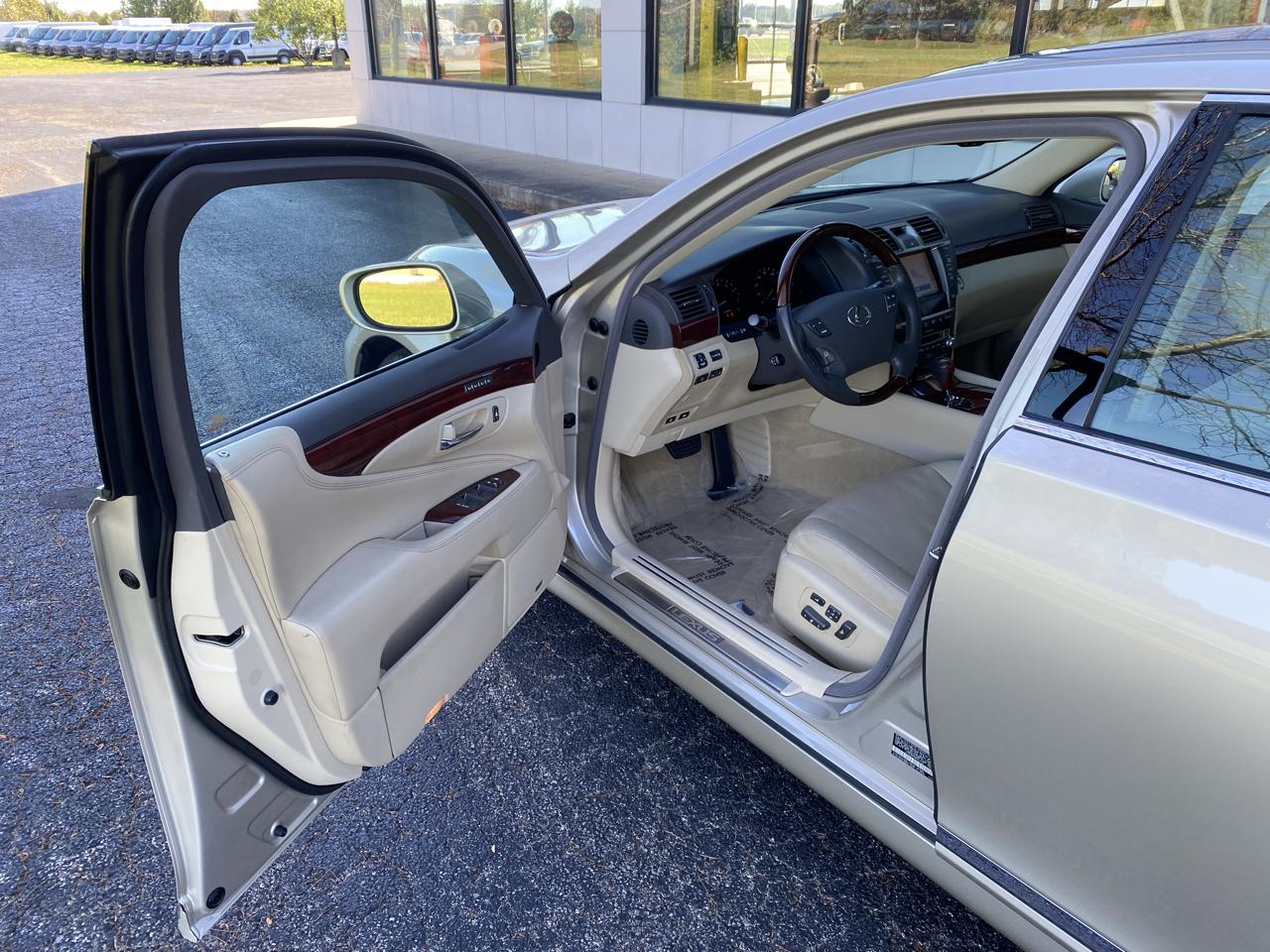 Lexus LS 460 Luxury Sedan AWD 2011