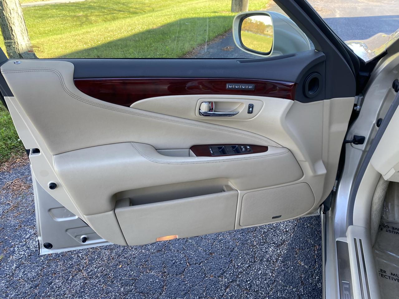 Lexus LS 460 Luxury Sedan AWD 2011
