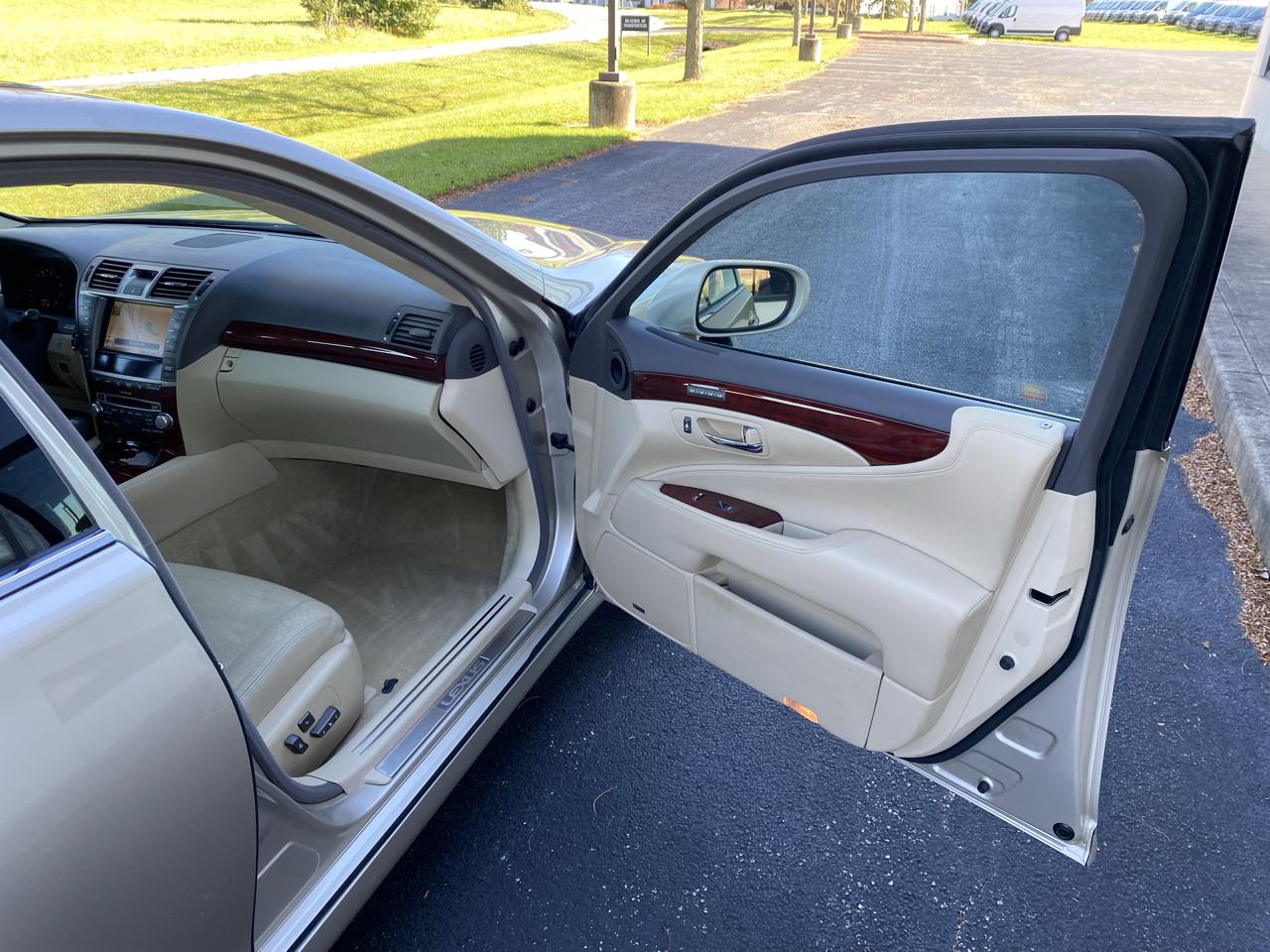 Lexus LS 460 Luxury Sedan AWD 2011