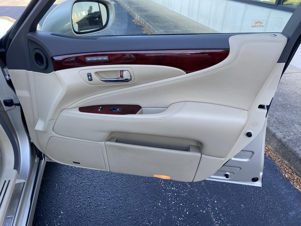 Lexus LS 460 Luxury Sedan AWD 2011