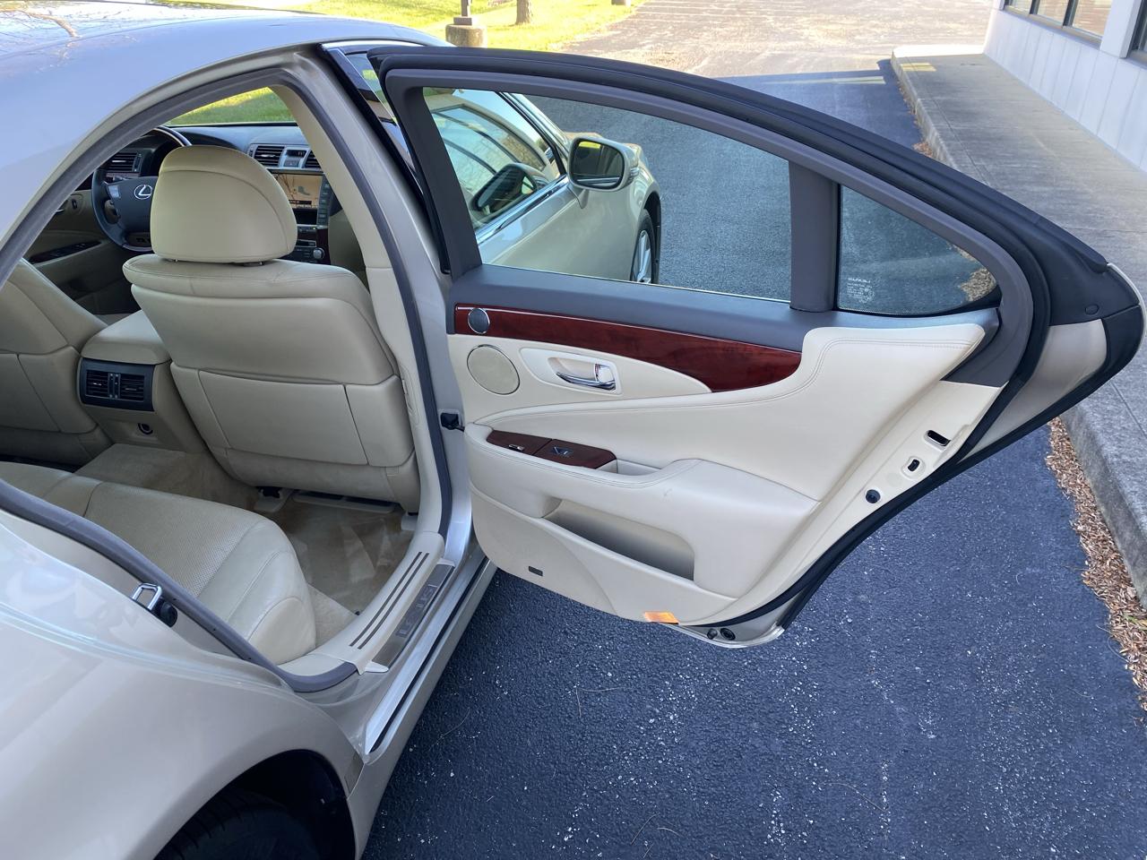 Lexus LS 460 Luxury Sedan AWD 2011