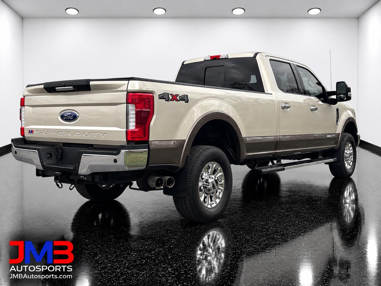 Ford Super Duty F-350 SRW Lariat 4WD Crew Cab 8' Box 2017