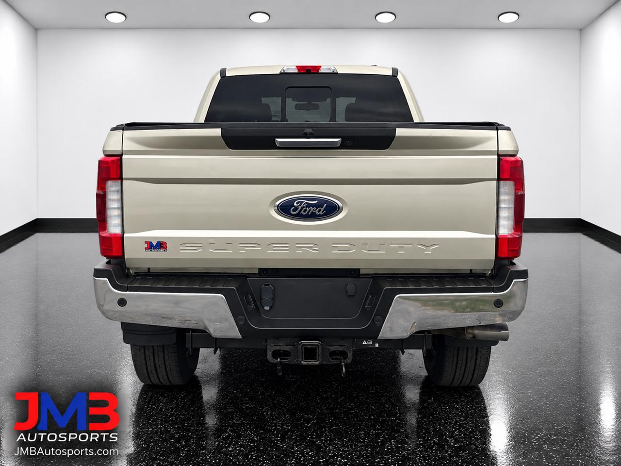 Ford Super Duty F-350 SRW Lariat 4WD Crew Cab 8' Box 2017