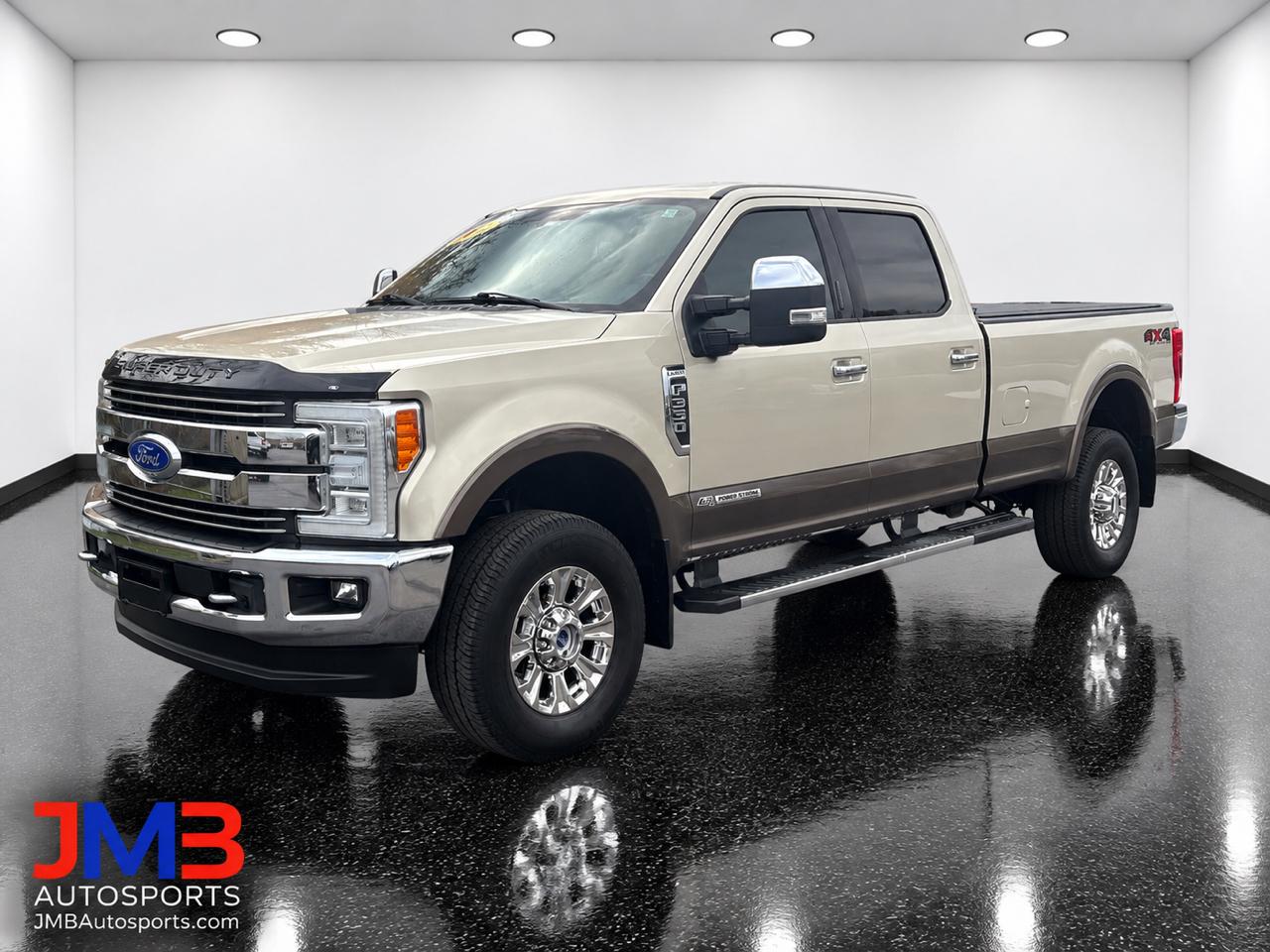 Ford Super Duty F-350 SRW Lariat 4WD Crew Cab 8' Box 2017