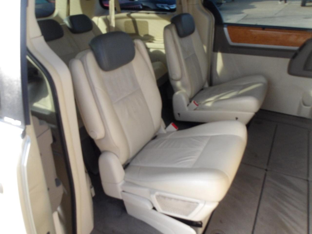 Chrysler Town & Country 4dr Wgn Limited 2010