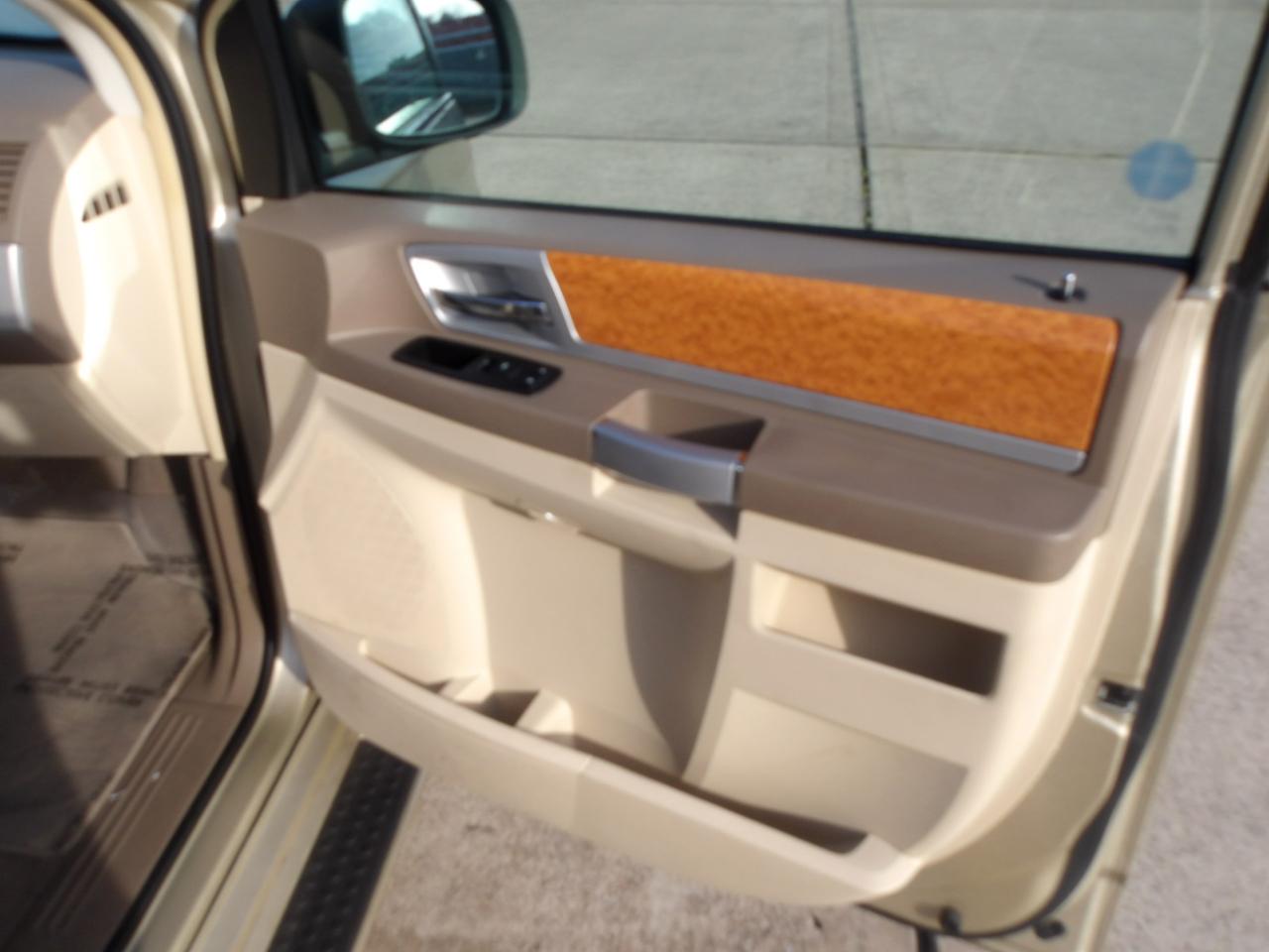 Chrysler Town & Country 4dr Wgn Limited 2010