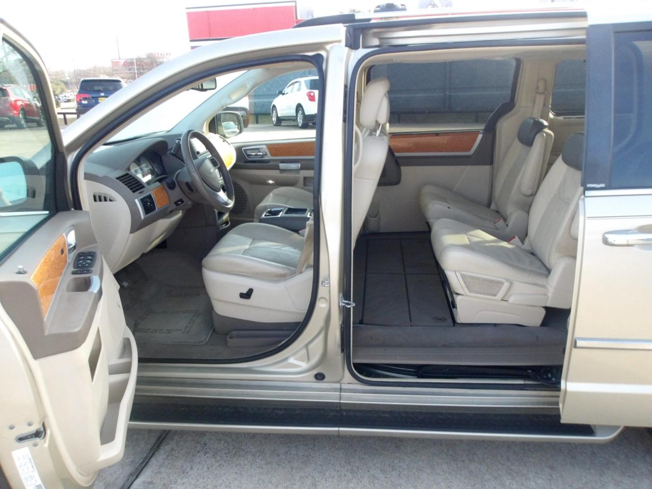 Chrysler Town & Country 4dr Wgn Limited 2010