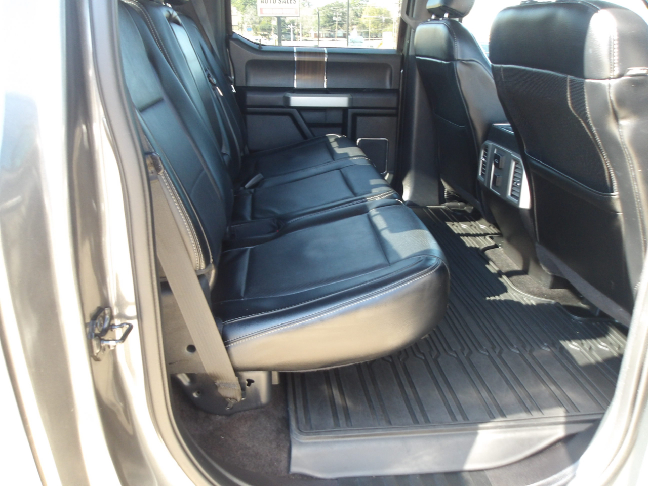 Ford F-150 SuperCrew Crew Cab 139" Lariat 4WD 2016