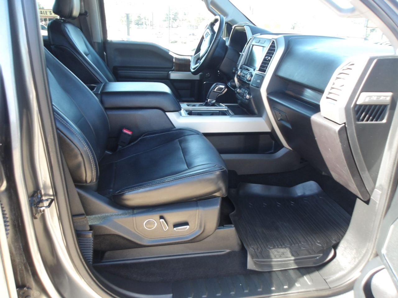 Ford F-150 SuperCrew Crew Cab 139" Lariat 4WD 2016